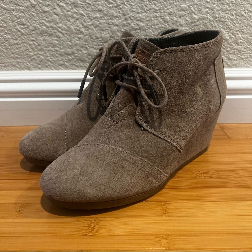 TOMS Women's Beige Suede Wedge Ankle Boots size 7
